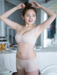 男孩为在妈妈怀中睡觉偷偷挪开妹妹-欧美日韩第一区